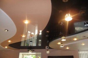 Кривошовный натяжной потолок - волны коричнего, белого и бежевого цвета