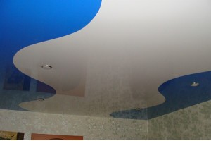 Кривошовный натяжной потолок "Белая волна" на синем фоне