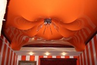 Парящий натяжной потолок оранжевый
