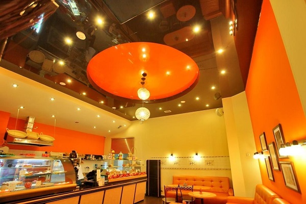 Натяжной потолок в кафе или ресторане преобразует интерьер, удивляет гостей