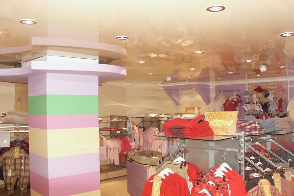 Натяжной потолок в торговом зале, магазине преображает интерьер до неузнаваемости